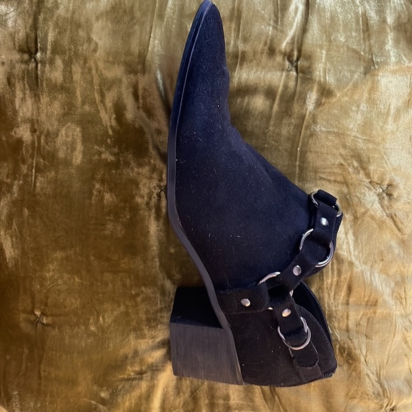 CARLOS SANTANA BLACK SUEDE POINTER CHAIN BOOTIES size 10 - Picture 3 of 6